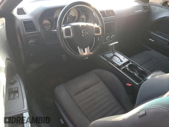 ✅ 2014 Dodge Challenger SXT • VIN: 2C3CDYAG4EH225136 • Lot: 81338264. Wystawiony na Copart z przebiegiem 158 061 mil. Bezpłatny archiwum sprzedaży aukcyjnych z USA i szczegółowy raport historii pojazdu na DreamBid. Zdjęcie 8.