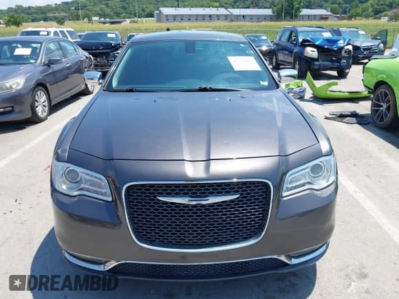 ✅ 2017 Chrysler 300 C • VIN: 2C3CCAKG7HH637483 • Lot: 42571042. Wystawiony na IAAI z przebiegiem 137 189 mil. Bezpłatny archiwum sprzedaży aukcyjnych z USA i szczegółowy raport historii pojazdu na DreamBid. Zdjęcie 12.