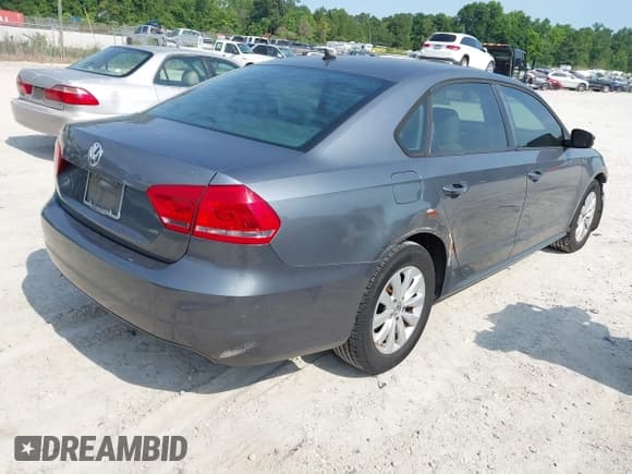 ✅ 2013 Volkswagen Passat Wolfsburg Edition • VIN: 1VWAH7A33DC035826 • Лот: 42309758. Опубликован ранее на IAAI с пробегом 135 227 миль. Бесплатный доступ к архиву аукционных продаж из США и подробный отчёт об истории автомобиля на DreamBid. Изображение 4.