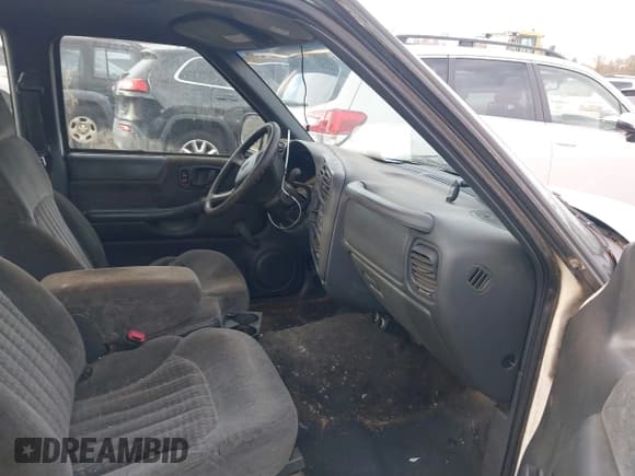 ✅ 2000 Chevrolet S-10 LS • VIN: 1GCCS1955YK271177 • Лот: 40955750. Опубликован ранее на IAAI с пробегом 298 412 миль. Бесплатный доступ к архиву аукционных продаж из США и подробный отчёт об истории автомобиля на DreamBid. Изображение 5.