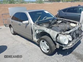 ✅ 1999 Mercedes-Benz E 320 • VIN: WDBJF70H8XA834103 • Lot: 42938465. Wystawiony na IAAI z przebiegiem Nie podano. Bezpłatny archiwum sprzedaży aukcyjnych z USA i szczegółowy raport historii pojazdu na DreamBid. Zdjęcie 1.