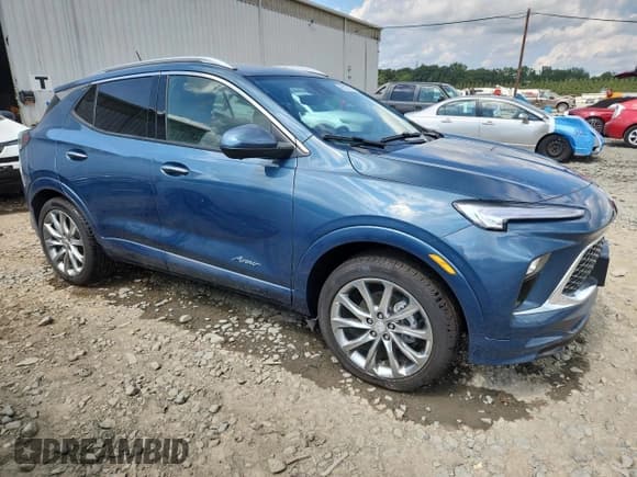 ✅ 2024 Buick Encore GX Avenir • VIN: KL4AMGSL5RB057184 • Lot: 65237075. Wystawiony na Copart z przebiegiem Nie podano. Bezpłatny archiwum sprzedaży aukcyjnych z USA i szczegółowy raport historii pojazdu na DreamBid. Zdjęcie 4.