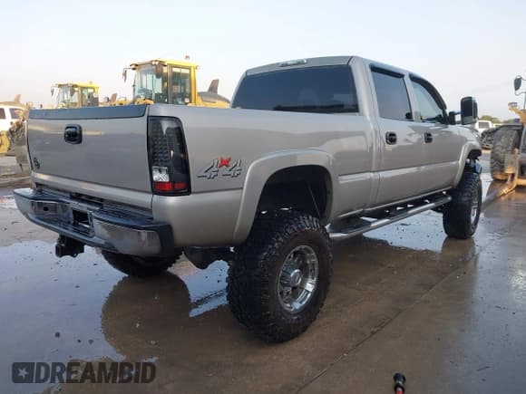 ✅ 2005 Chevrolet Silverado 2500HD LS • VIN: 1GCHK23U45F802269 • Lot: 42793768. Wystawiony na IAAI z przebiegiem 131 588 mil. Bezpłatny archiwum sprzedaży aukcyjnych z USA i szczegółowy raport historii pojazdu na DreamBid. Zdjęcie 4.