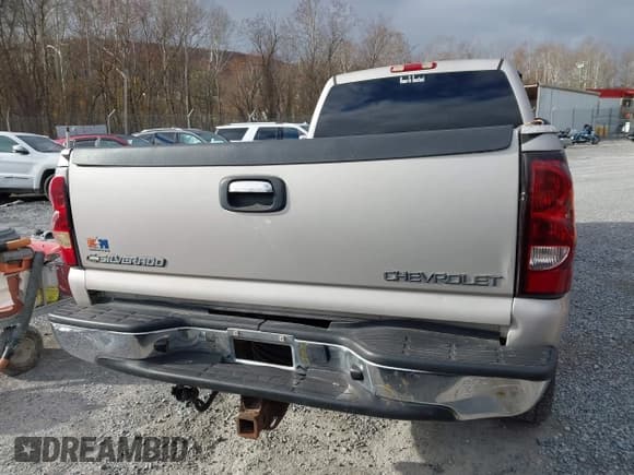 ✅ 2005 Chevrolet Silverado 2500HD LS • VIN: 1GCHK23235F842020 • Lot: 43671164. Wystawiony na IAAI z przebiegiem 270 891 mil. Bezpłatny archiwum sprzedaży aukcyjnych z USA i szczegółowy raport historii pojazdu na DreamBid. Zdjęcie 16.