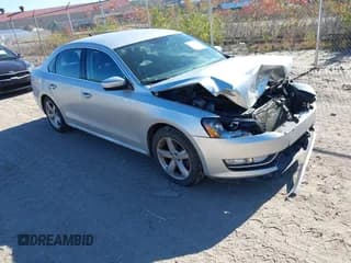 ✅ 2015 Volkswagen Passat S • VIN: 1VWAT7A34FC072238 • Lot: 43548104. Wystawiony na IAAI z przebiegiem 130 002 mil. Bezpłatny archiwum sprzedaży aukcyjnych z USA i szczegółowy raport historii pojazdu na DreamBid. Zdjęcie 1.