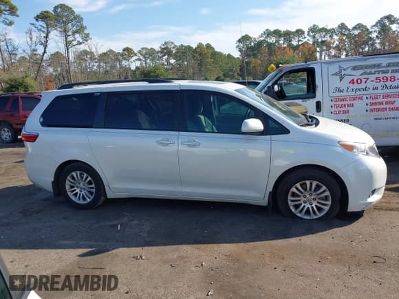 ✅ 2017 Toyota Sienna XLE Premium • VIN: 5TDYZ3DC9HS794892 • Lot: 43766163. Wystawiony na IAAI z przebiegiem 91 733 mil. Bezpłatny archiwum sprzedaży aukcyjnych z USA i szczegółowy raport historii pojazdu na DreamBid. Zdjęcie 13.