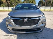 ✅ 2024 Buick Enclave Essence • VIN: 5GAERBKW3RJ107500 • Lot: 82783415. Wystawiony na Copart z przebiegiem 11 697 mil. Bezpłatny archiwum sprzedaży aukcyjnych z USA i szczegółowy raport historii pojazdu na DreamBid. Zdjęcie 5.