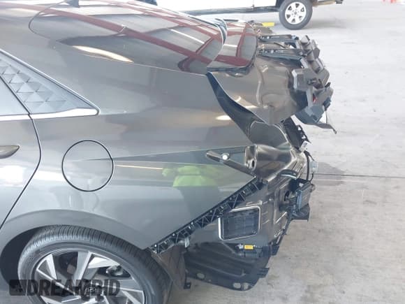 ✅ 2025 Hyundai Elantra Limited • VIN: KMHLN4DJ3SU133402 • Лот: 43040763. Опубликован ранее на IAAI с пробегом 1 677 миль. Бесплатный доступ к архиву аукционных продаж из США и подробный отчёт об истории автомобиля на DreamBid. Изображение 18.