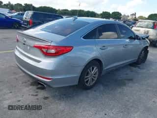 2017 Hyundai Sonata SE z VIN 5NPE24AFXHH566871, wystawiony jako IAAI lot #43361778 z przebiegiem 168 484 mil mil oraz . Historia ofert i sprzedaży dostępna na DreamBid. Obrazek 4.