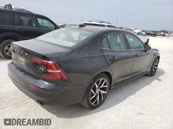 ✅ 2019 Volvo S60 Momentum • VIN: 7JR102FK7KG002753 • Lot: 45929533. Wystawiony na Copart z przebiegiem 50 075 mil. Bezpłatny archiwum sprzedaży aukcyjnych z USA i szczegółowy raport historii pojazdu na DreamBid. Zdjęcie 3.