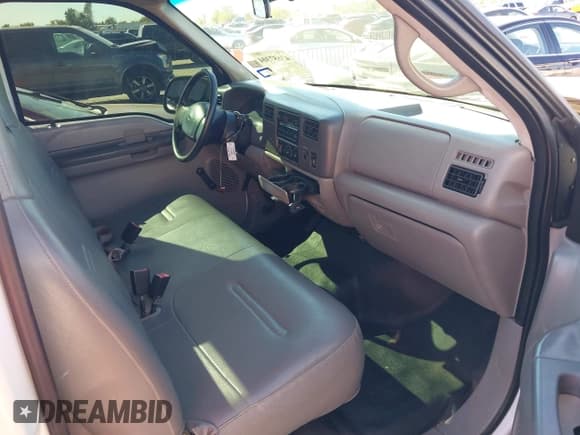 ✅ 2001 Ford F-250 XL • VIN: 3FTNF20L01MA55735 • Lot: 43657304. Wystawiony na IAAI z przebiegiem 196 265 mil. Bezpłatny archiwum sprzedaży aukcyjnych z USA i szczegółowy raport historii pojazdu na DreamBid. Zdjęcie 8.