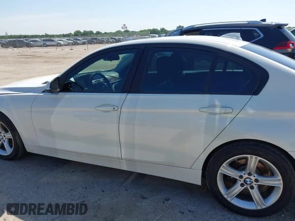 ✅ 2014 BMW 3 Series 328i xDrive • VIN: WBA3B3C58EJ981158 • Lot: 42505507. Wystawiony na IAAI z przebiegiem 188 966 mil. Bezpłatny archiwum sprzedaży aukcyjnych z USA i szczegółowy raport historii pojazdu na DreamBid. Zdjęcie 14.