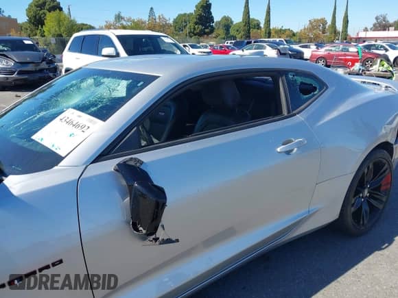 2018 Chevrolet Camaro 2SS z VIN 1G1FH1R76J0103846, wystawiony jako IAAI lot #43464692 z przebiegiem 81 600 mil mil oraz . Historia ofert i sprzedaży dostępna na DreamBid. Obrazek 6.