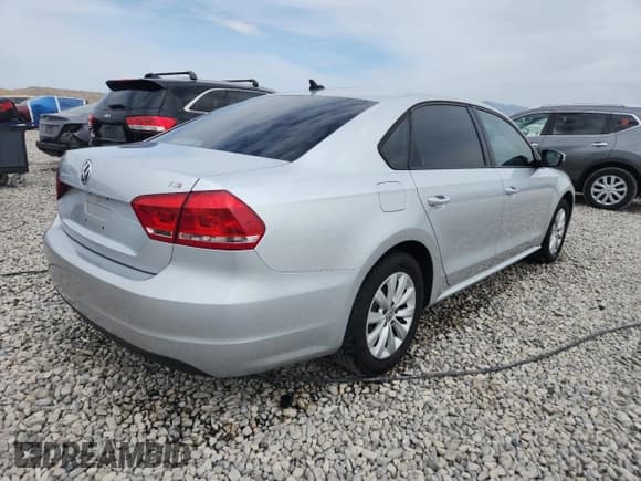✅ 2014 Volkswagen Passat S • VIN: 1VWAS7A35EC117978 • Lot: 81131385. Wystawiony na Copart z przebiegiem 182 899 mil. Bezpłatny archiwum sprzedaży aukcyjnych z USA i szczegółowy raport historii pojazdu na DreamBid. Zdjęcie 3.