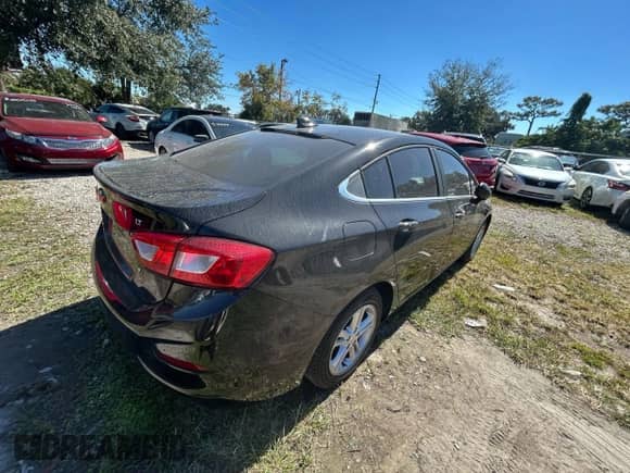 ✅ 2018 Chevrolet Cruze LT • VIN: 1G1BE5SM0J7100110 • Lot: 91317525. Wystawiony na Copart z przebiegiem 120 759 mil mil. Skorzystaj z bezpłatnego archiwum sprzedaży aukcyjnych z USA i zobacz szczegółowy raport historii pojazdu na DreamBid. Zdjęcie 4.