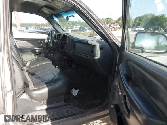 ✅ 2001 Chevrolet Silverado 2500HD • VIN: 1GCHC24G11E186939 • Lot: 42879961. Wystawiony na IAAI z przebiegiem 188 963 mil. Bezpłatny archiwum sprzedaży aukcyjnych z USA i szczegółowy raport historii pojazdu na DreamBid. Zdjęcie 5.