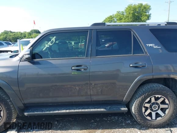 ✅ 2018 Toyota 4Runner SR5 • VIN: JTEBU5JR4J5489543 • Lot: 42557183. Wystawiony na IAAI z przebiegiem 142 296 mil. Bezpłatny archiwum sprzedaży aukcyjnych z USA i szczegółowy raport historii pojazdu na DreamBid. Zdjęcie 15.
