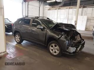 ✅ 2020 Toyota RAV4 XLE • VIN: JTMP1RFV7LJ029593 • Lot: 43562225. Wystawiony na IAAI z przebiegiem 27 859 mil. Bezpłatny archiwum sprzedaży aukcyjnych z USA i szczegółowy raport historii pojazdu na DreamBid. Zdjęcie 1.