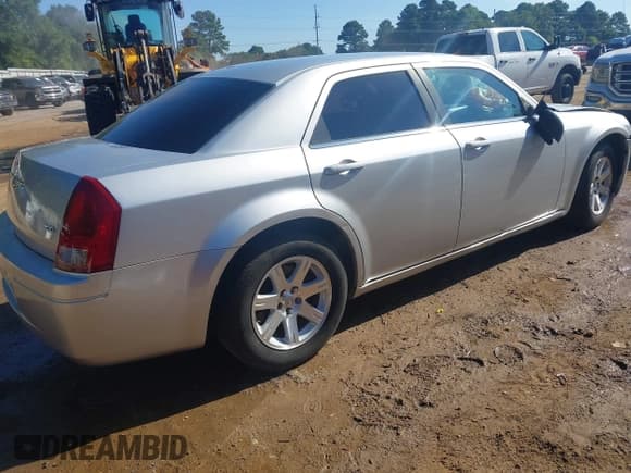 ✅ 2007 Chrysler 300 • VIN: 2C3KA43R27H616347 • Lot: 42823656. Wystawiony na IAAI z przebiegiem 199 975 mil. Bezpłatny archiwum sprzedaży aukcyjnych z USA i szczegółowy raport historii pojazdu na DreamBid. Zdjęcie 4.
