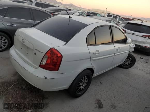 2007 Hyundai Accent GLS z VIN KMHCN46C07U097190, wystawiony jako Copart lot #83273024 z przebiegiem 156 340 mil mil oraz Nie do naprawy • Non repairable. Historia ofert i sprzedaży dostępna na DreamBid. Obrazek 3.