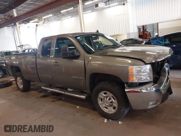 ✅ 2008 Chevrolet Silverado 2500HD 1LT • VIN: 1GCHK29698E176379 • Lot: 41808600. Wystawiony na IAAI z przebiegiem 182 610 mil. Bezpłatny archiwum sprzedaży aukcyjnych z USA i szczegółowy raport historii pojazdu na DreamBid. Zdjęcie 13.