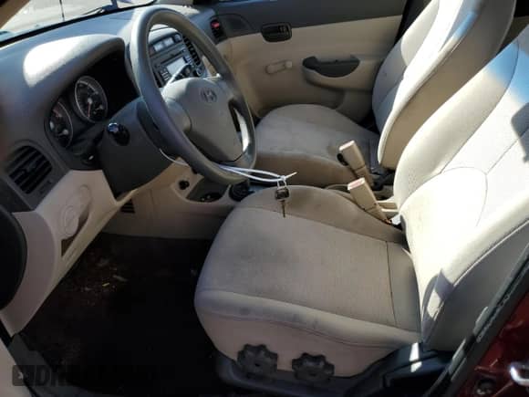 2008 Hyundai Accent GLS z VIN KMHCN46C08U279134, wystawiony jako Copart lot #78236604 z przebiegiem 169 562 mil mil oraz Czysty tytuł • Clean title. Historia ofert i sprzedaży dostępna na DreamBid. Obrazek 7.