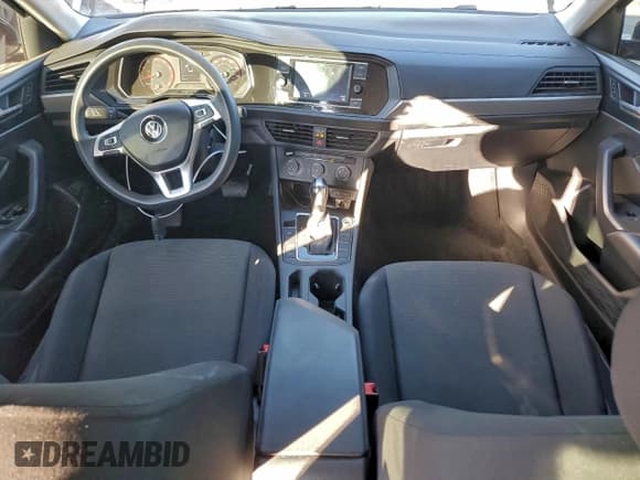 ✅ 2021 Volkswagen Jetta S • VIN: 3VWC57BU9MM054890 • Lot: 94344005. Wystawiony na Copart z przebiegiem 45 917 mil. Bezpłatny archiwum sprzedaży aukcyjnych z USA i szczegółowy raport historii pojazdu na DreamBid. Zdjęcie 8.