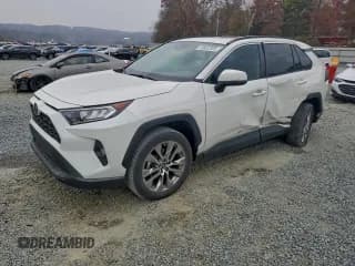 ✅ 2021 Toyota RAV4 XLE Premium • VIN: 2T3C1RFV8MW181206 • Лот: 93852565. Опубликован ранее на Copart с пробегом 54 966 миль. Бесплатный доступ к архиву аукционных продаж из США и подробный отчёт об истории автомобиля на DreamBid. Изображение 1.