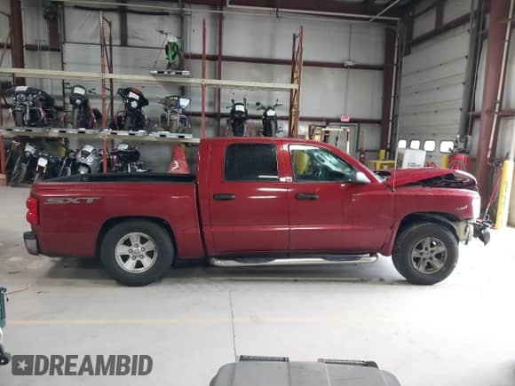 2008 Dodge Dakota SXT z VIN 1D7HW38K18S528662, wystawiony jako IAAI lot #42315787 z przebiegiem 258 549 mil mil oraz . Historia ofert i sprzedaży dostępna na DreamBid. Obrazek 13.