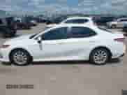 2019 Toyota Camry LE z VIN 4T1B11HK6KU276241, wystawiony jako IAAI lot #42379029 z przebiegiem 81 411 mil mil oraz . Historia ofert i sprzedaży dostępna na DreamBid. Obrazek 15.