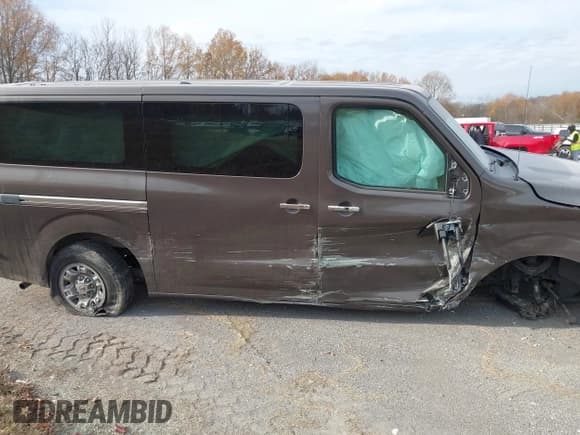 ✅ 2018 Nissan NV 3500 HD SL • VIN: 5BZAF0AA2JN850131 • Lot: 43685889. Wystawiony na IAAI z przebiegiem 236 719 mil. Bezpłatny archiwum sprzedaży aukcyjnych z USA i szczegółowy raport historii pojazdu na DreamBid. Zdjęcie 13.