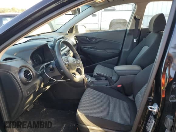 2018 Hyundai Kona SE z VIN KM8K12AA3JU122866, wystawiony jako Copart lot #69922292 z przebiegiem 99 114 mil mil oraz . Historia ofert i sprzedaży dostępna na DreamBid. Obrazek 7.