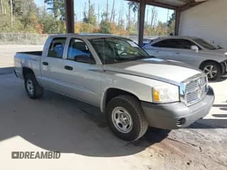 ✅ 2006 Dodge Dakota ST • VIN: 1D7HW28N36S710817 • Lot: 43283452. Wystawiony na IAAI z przebiegiem 169 214 mil. Bezpłatny archiwum sprzedaży aukcyjnych z USA i szczegółowy raport historii pojazdu na DreamBid. Zdjęcie 1.