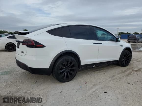 ✅ 2022 Tesla Model X Plaid • VIN: 7SAXCBE63NF357327 • Lot: 91960665. Wystawiony na Copart z przebiegiem 22 518 mil. Bezpłatny archiwum sprzedaży aukcyjnych z USA i szczegółowy raport historii pojazdu na DreamBid. Zdjęcie 3.