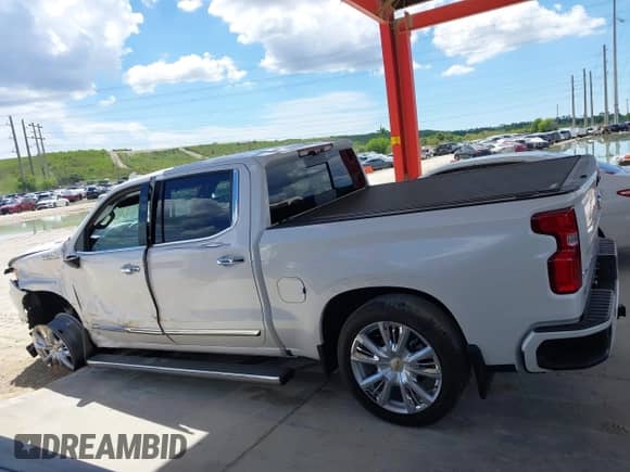 2025 Chevrolet Silverado 1500 with VIN 3GCUKJE87SG121977, listed as a IAAI auction lot 43239137 with 5,330 mi miles and . Bid and sale history available at DreamBid. Image 14.