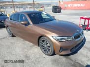 ✅ 2019 BMW 3 Series 330i • VIN: WBA5R1C52KAK10683 • Lot: 42918624. Wystawiony na IAAI z przebiegiem 59 661 mil. Bezpłatny archiwum sprzedaży aukcyjnych z USA i szczegółowy raport historii pojazdu na DreamBid. Zdjęcie 1.