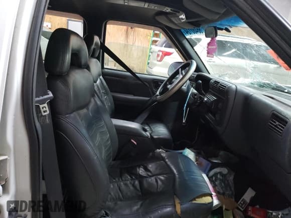 ✅ 1996 GMC Jimmy SL • VIN: 1GKDT13W3T2555469 • Lot: 66480124. Wystawiony na Copart z przebiegiem Nie podano. Bezpłatny archiwum sprzedaży aukcyjnych z USA i szczegółowy raport historii pojazdu na DreamBid. Zdjęcie 7.