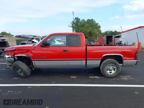 ✅ 1998 Dodge 1500 • VIN: 1B7HC13Y6WJ134063 • Lot: 43302286. Wystawiony na IAAI z przebiegiem 188 374 mil. Bezpłatny archiwum sprzedaży aukcyjnych z USA i szczegółowy raport historii pojazdu na DreamBid. Zdjęcie 15.
