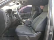 ✅ 2019 Chevrolet Silverado 1500 Custom Trail Boss • VIN: 1GCRYCEFXKZ355285 • Lot: 82586365. Wystawiony na Copart z przebiegiem 77 431 mil. Bezpłatny archiwum sprzedaży aukcyjnych z USA i szczegółowy raport historii pojazdu na DreamBid. Zdjęcie 7.