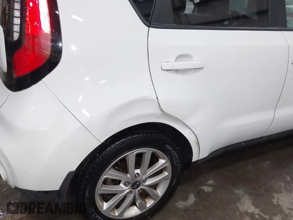 ✅ 2019 Kia Soul + • VIN: KNDJP3A51K7668315 • Lot: 43757339. Wystawiony na IAAI z przebiegiem 75 824 mil. Bezpłatny archiwum sprzedaży aukcyjnych z USA i szczegółowy raport historii pojazdu na DreamBid. Zdjęcie 18.