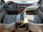 ✅ 2007 Chevrolet Suburban LT • VIN: 1GNFC16097J183781 • Lot: 76099354. Wystawiony na Copart z przebiegiem 279 845 mil. Bezpłatny archiwum sprzedaży aukcyjnych z USA i szczegółowy raport historii pojazdu na DreamBid. Zdjęcie 8.