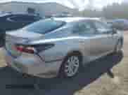 2021 Toyota Camry LE z VIN 4T1C11BK6MU025946, wystawiony jako Copart lot #71301635 z przebiegiem 76 399 mil mil oraz Szkoda całkowita • Salvage title. Historia ofert i sprzedaży dostępna na DreamBid. Obrazek 3.