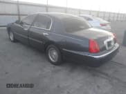 ✅ 1999 Lincoln Town Car Executive • VIN: 1LNHM81W2XY708640 • Lot: 43749713. Wystawiony na IAAI z przebiegiem 156 901 mil. Bezpłatny archiwum sprzedaży aukcyjnych z USA i szczegółowy raport historii pojazdu na DreamBid. Zdjęcie 3.