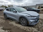 ✅ 2022 Ford Mustang Mach-E Select • VIN: 3FMTK1SS8NMA10013 • Lot: 87267705. Wystawiony na Copart z przebiegiem Nie podano. Bezpłatny archiwum sprzedaży aukcyjnych z USA i szczegółowy raport historii pojazdu na DreamBid. Zdjęcie 4.