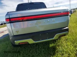 ✅ 2023 Rivian R1T Adventure • VIN: 7FCTGAAA2PN019226 • Lot: 75383334. Wystawiony na Copart z przebiegiem 11 737 mil. Bezpłatny archiwum sprzedaży aukcyjnych z USA i szczegółowy raport historii pojazdu na DreamBid. Zdjęcie 6.
