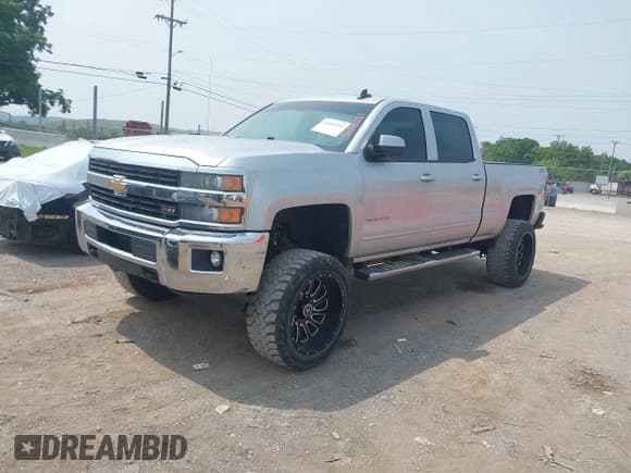 ✅ 2015 Chevrolet Silverado 2500HD LT • VIN: 1GC1KVEG3FF661609 • Lot: 42485031. Wystawiony na IAAI z przebiegiem 187 452 mil. Bezpłatny archiwum sprzedaży aukcyjnych z USA i szczegółowy raport historii pojazdu na DreamBid. Zdjęcie 17.