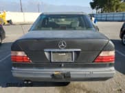 ✅ 1995 Mercedes-Benz E 320 • VIN: WDBEA32E9SC224980 • Lot: 82064455. Wystawiony na Copart z przebiegiem 215 218 mil. Bezpłatny archiwum sprzedaży aukcyjnych z USA i szczegółowy raport historii pojazdu na DreamBid. Zdjęcie 6.