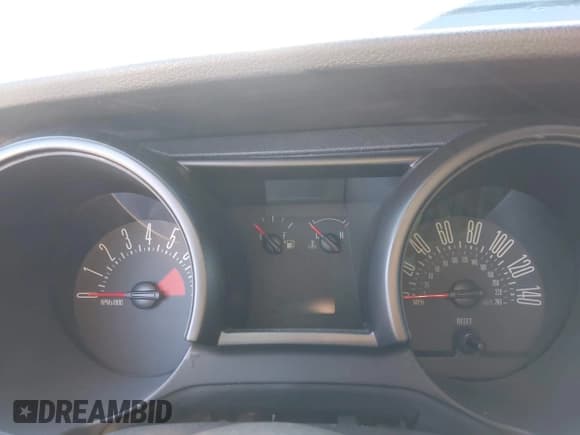 ✅ 2006 Ford Mustang GT Deluxe • VIN: 1ZVFT82H065213851 • Lot: 43545902. Wystawiony na IAAI z przebiegiem 44 386 mil. Bezpłatny archiwum sprzedaży aukcyjnych z USA i szczegółowy raport historii pojazdu na DreamBid. Zdjęcie 7.