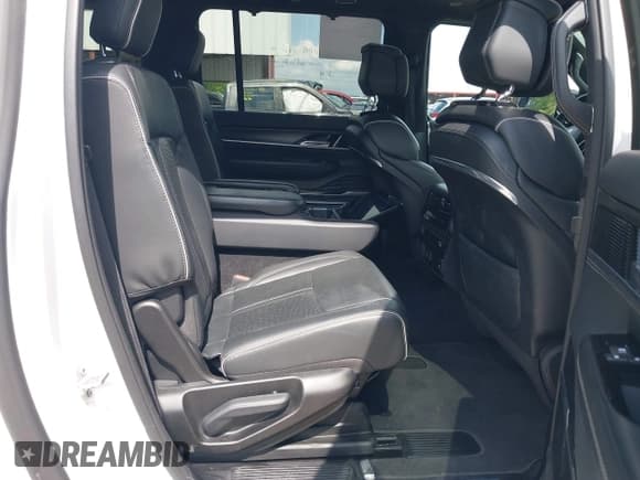 ✅ 2024 Jeep Grand Wagoneer Series II • VIN: 1C4SJSFP4RS127115 • Lot: 42097396. Listed on IAAI with 45,680 mi. Free auction sales archive from the USA and detailed vehicle history report at DreamBid. Image 8.