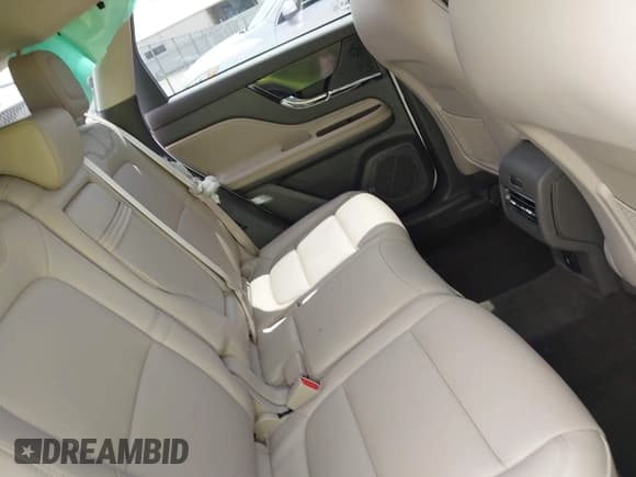 ✅ 2022 Lincoln Corsair Standard • VIN: 5LMCJ1C91NUL29924 • Lot: 42471141. Wystawiony na IAAI z przebiegiem 37 883 mil. Bezpłatny archiwum sprzedaży aukcyjnych z USA i szczegółowy raport historii pojazdu na DreamBid. Zdjęcie 8.